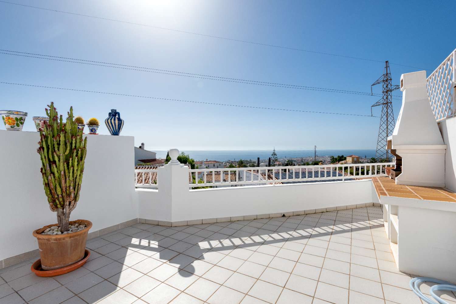 Rymligt radhus med havsutsikt och tre privata terrasser i Urb. Alhambra