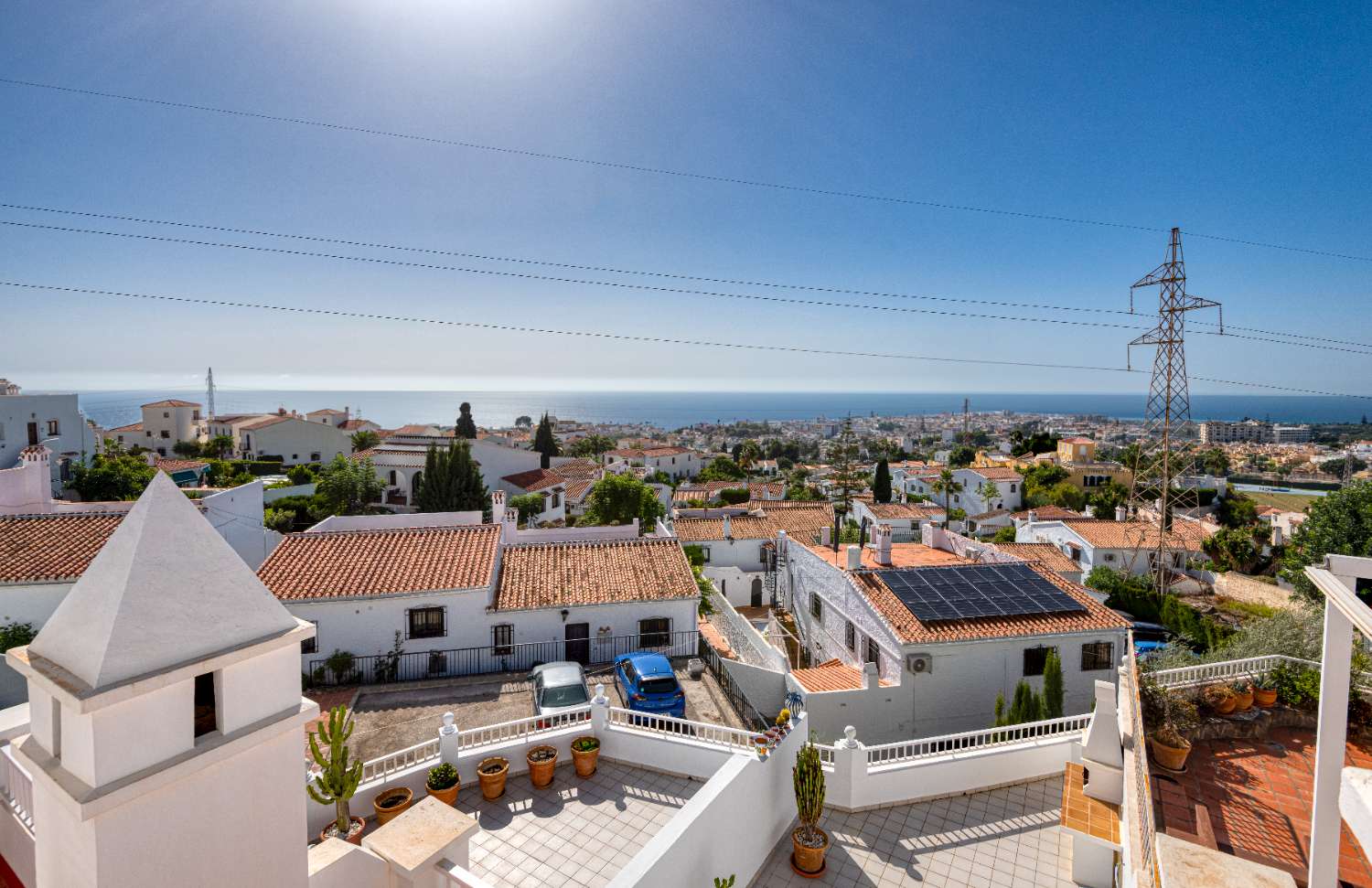 Rymligt radhus med havsutsikt och tre privata terrasser i Urb. Alhambra