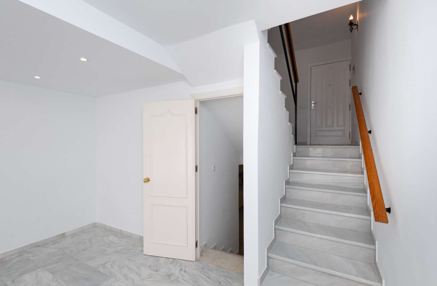Rymligt radhus med havsutsikt och tre privata terrasser i Urb. Alhambra
