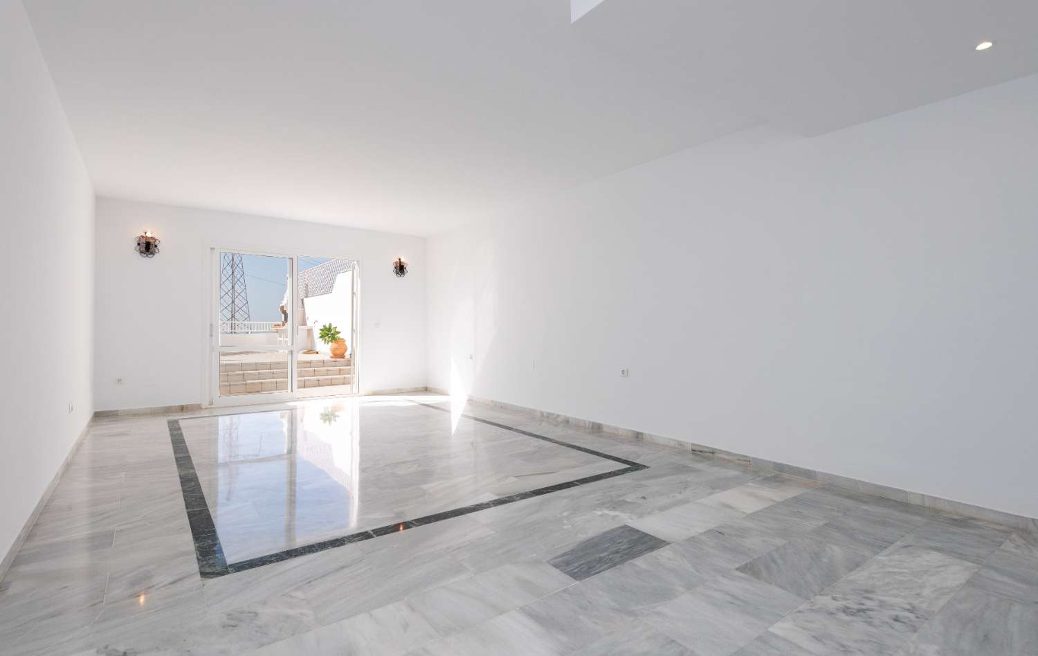Rymligt radhus med havsutsikt och tre privata terrasser i Urb. Alhambra