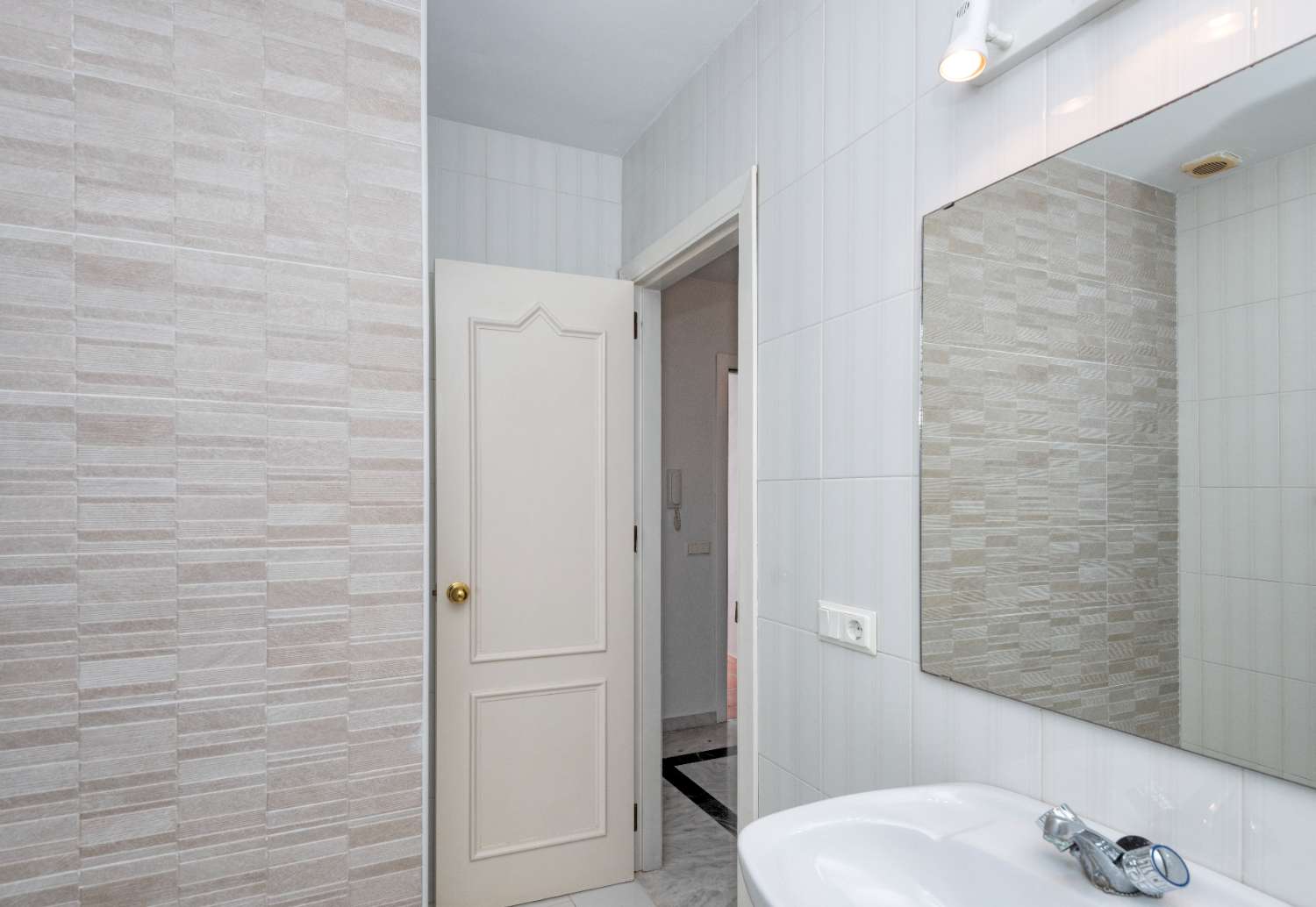 Rymligt radhus med havsutsikt och tre privata terrasser i Urb. Alhambra