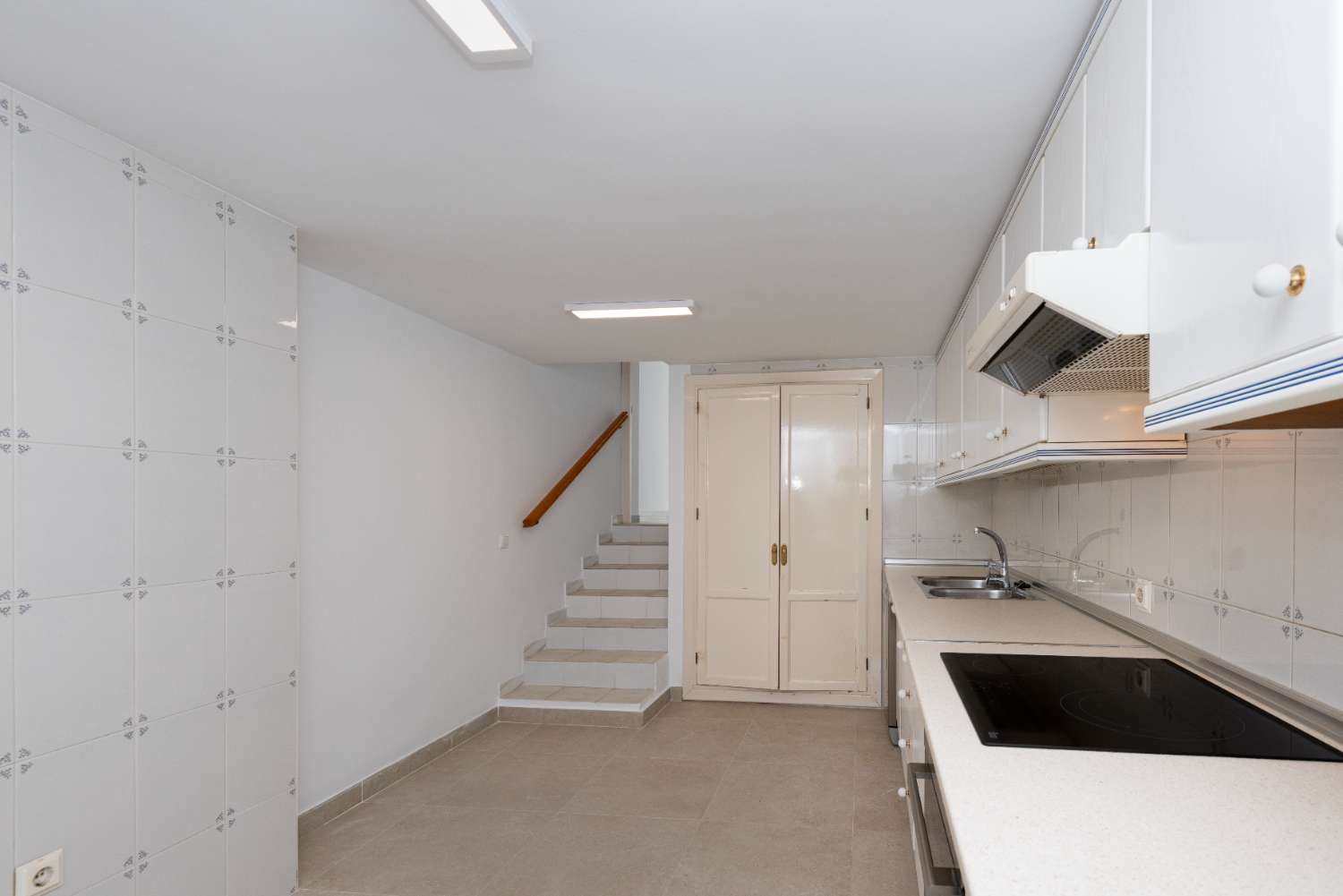 Rymligt radhus med havsutsikt och tre privata terrasser i Urb. Alhambra