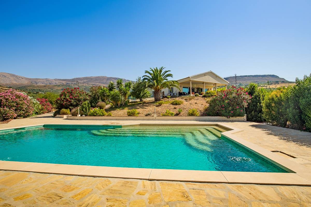 Villa for sale in Alcaucin, Malaga